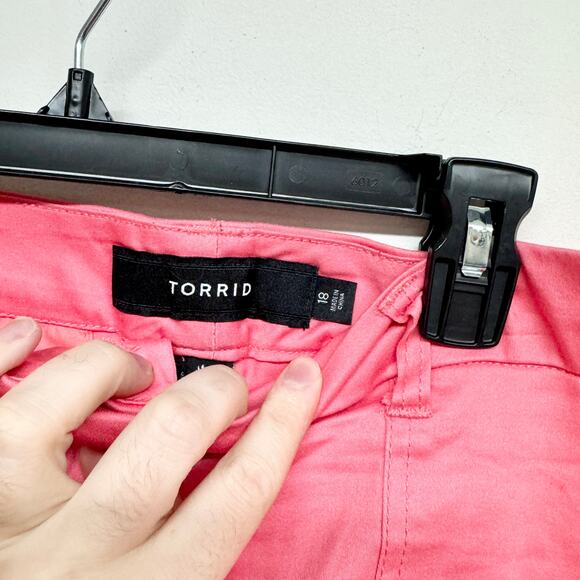 Torrid Women Low Waisted Button Closure Chino Shorts in pink Size 18 - Picture 2 of 3